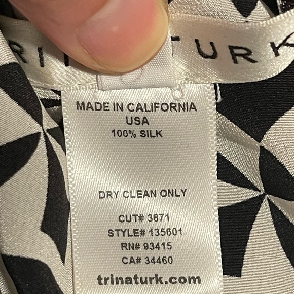 TRINA TURK 100% Silk Top Black White Cold Shoulder Mosaic Tile Print - Picture 3 of 7